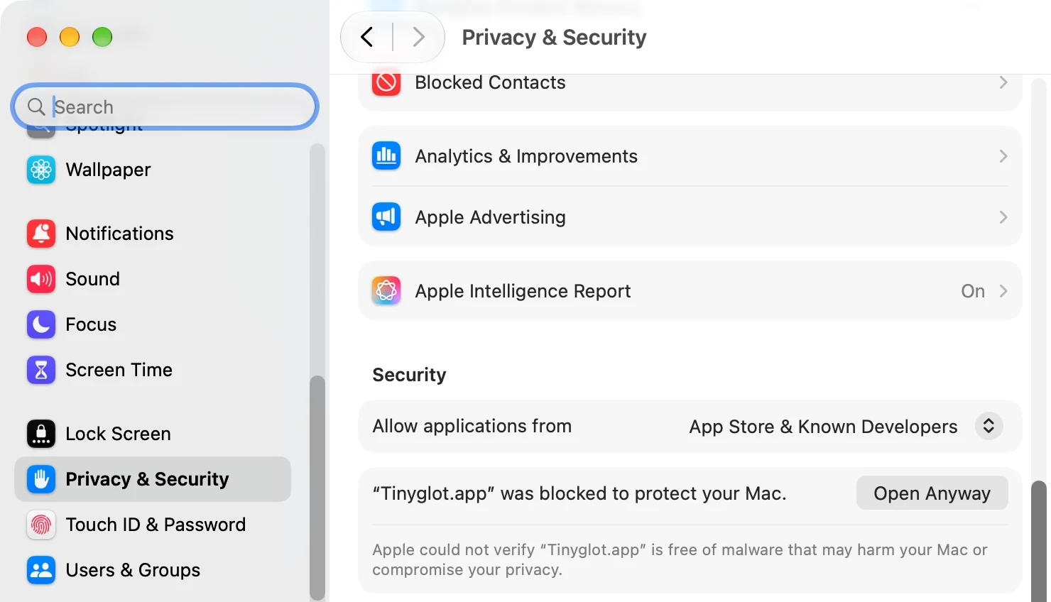Die Systemeinstellungen mit „Datenschutz &amp; Sicherheit“. Unter „Sicherheit“ steht, dass „Tinyglot.app“ blockiert wurde, um deinen Mac zu schützen, daneben die Taste „Dennoch öffnen“.